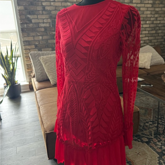 Size L. fits like a medium. Really pretty material. - Picture 8 of 9